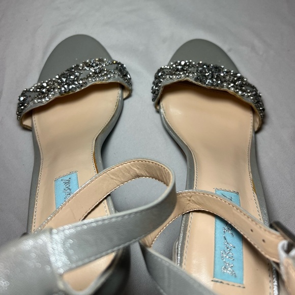 Betsey Johnson SB Gina Bridal Heels - Silver with Blue Bottoms - Size 8.5 - EUC - Picture 9 of 12